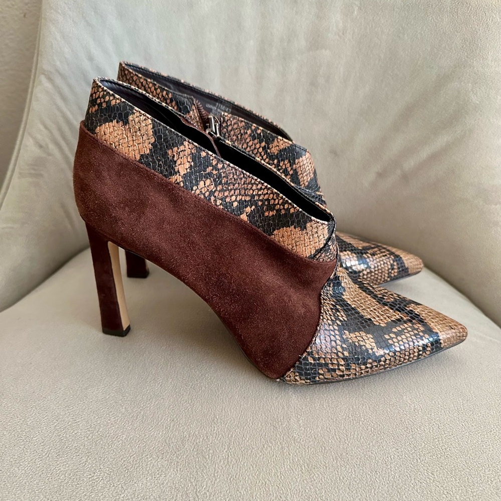 Vince Camuto Sempren Tan & Brown Snake-Print Pointed Ankle Booties Size 11 - Picture 2 of 6